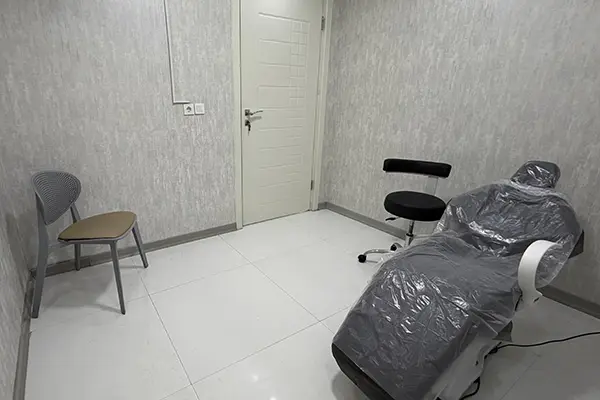 اتاق درمان خالی مطب با یونیت دندانپزشکی پوشش‌دار